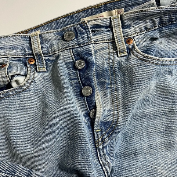 Levi’s • Wedgie Icon Fit Light Wash Skinny Jeans - Picture 4 of 10